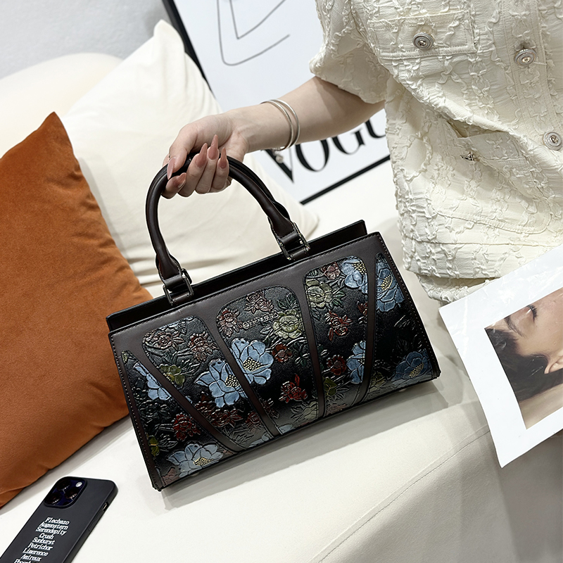 ヴィンテージ3Dエンボス加工花柄クロスボディバッグ（女性用） - Leatherwork Flowers のレビューと価格