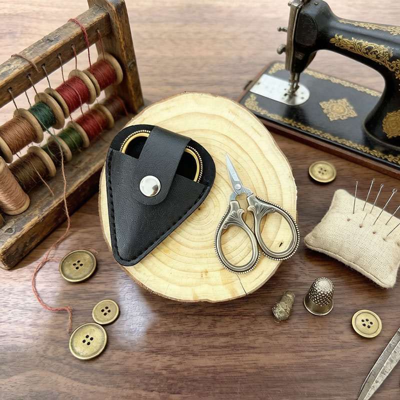 ミニヴィンテージはさみ PUレザーカバー付き ステンレス製  - Leather Work In Art のレビューと価格