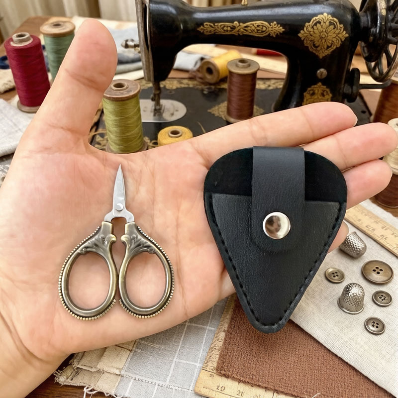 ミニヴィンテージはさみ PUレザーカバー付き ステンレス製  - Leather Work In Art のレビューと価格