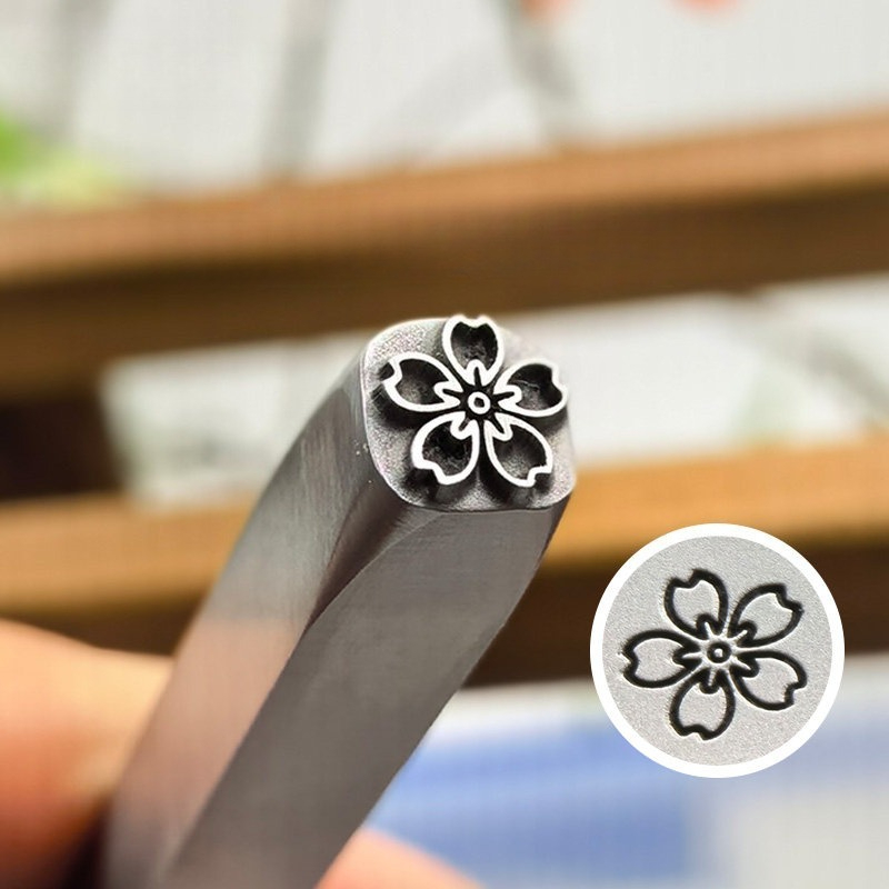 5/7mmフラワーパターンメタルスタンピングツールジュエリー - Leatherwork Flowers のレビューと価格
